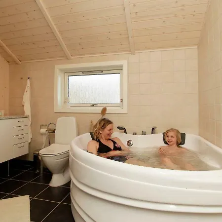 Four-bedroom Holiday In 1 *